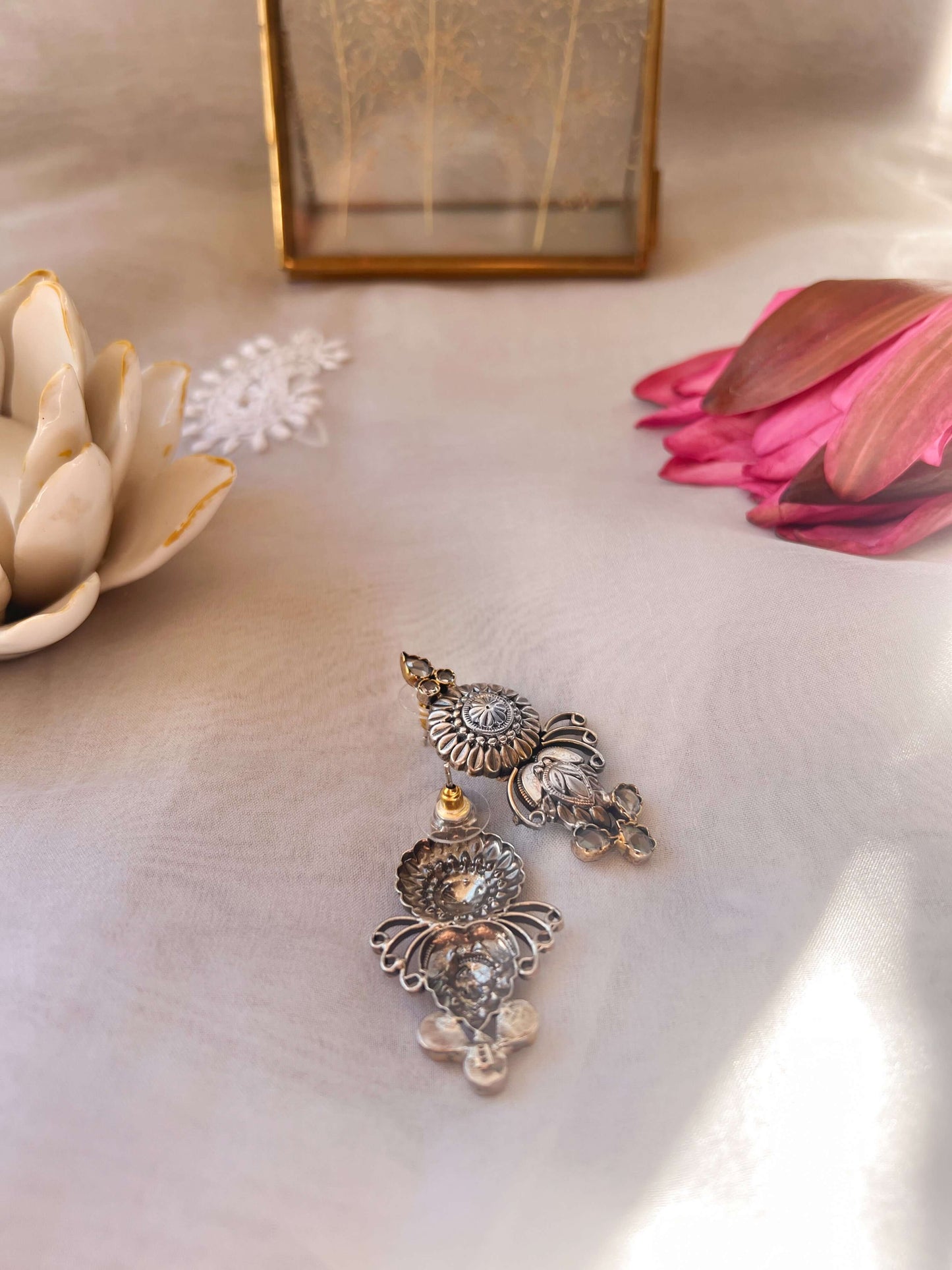 Rutvi earring in silver with white onyx