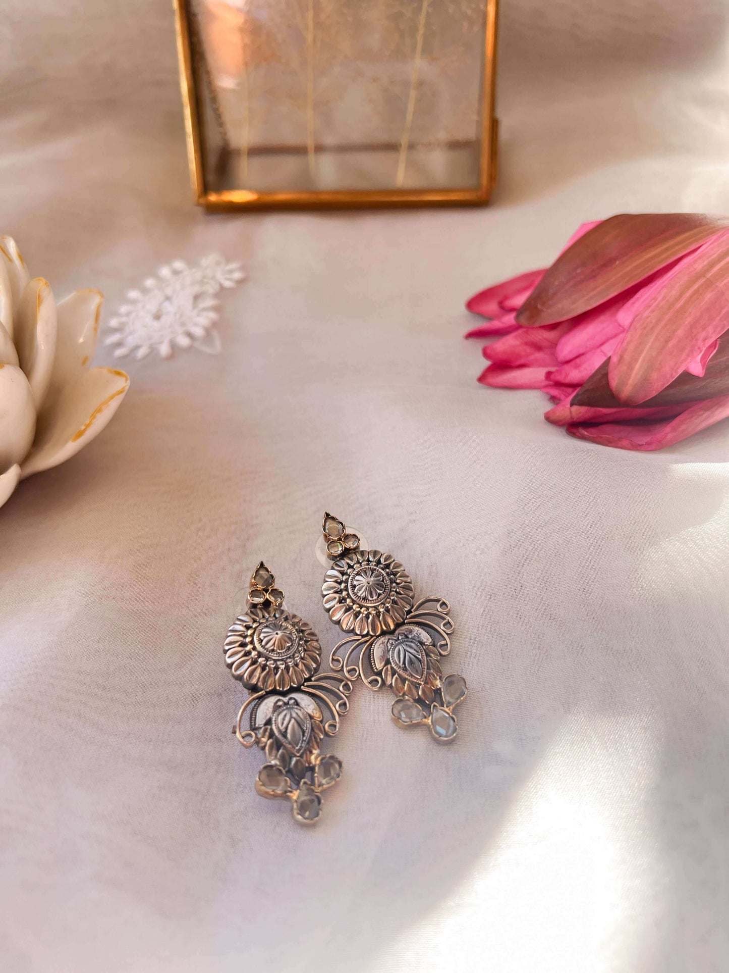Rutvi earring in silver with white onyx