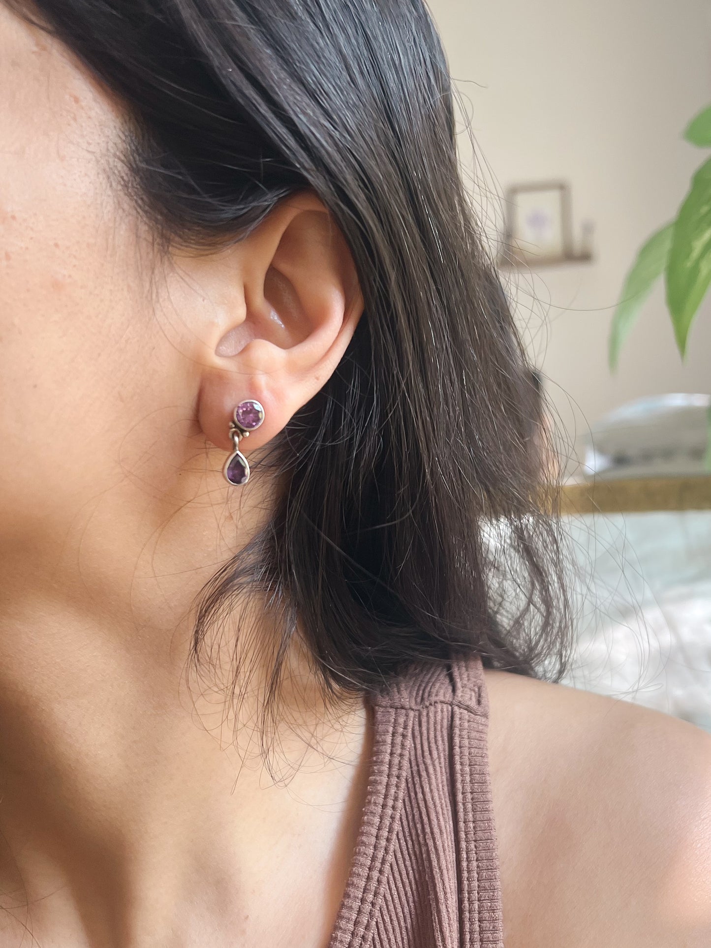 Mahira classic pushback drops in silver (2 color variants)
