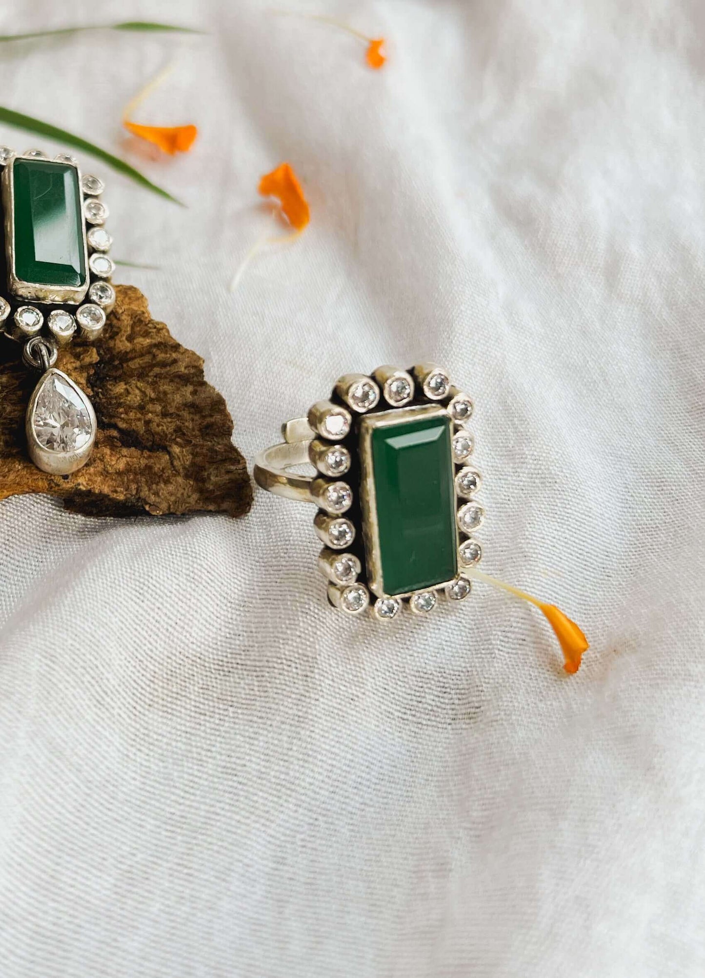 Chokhat ring with green onyx and zircons