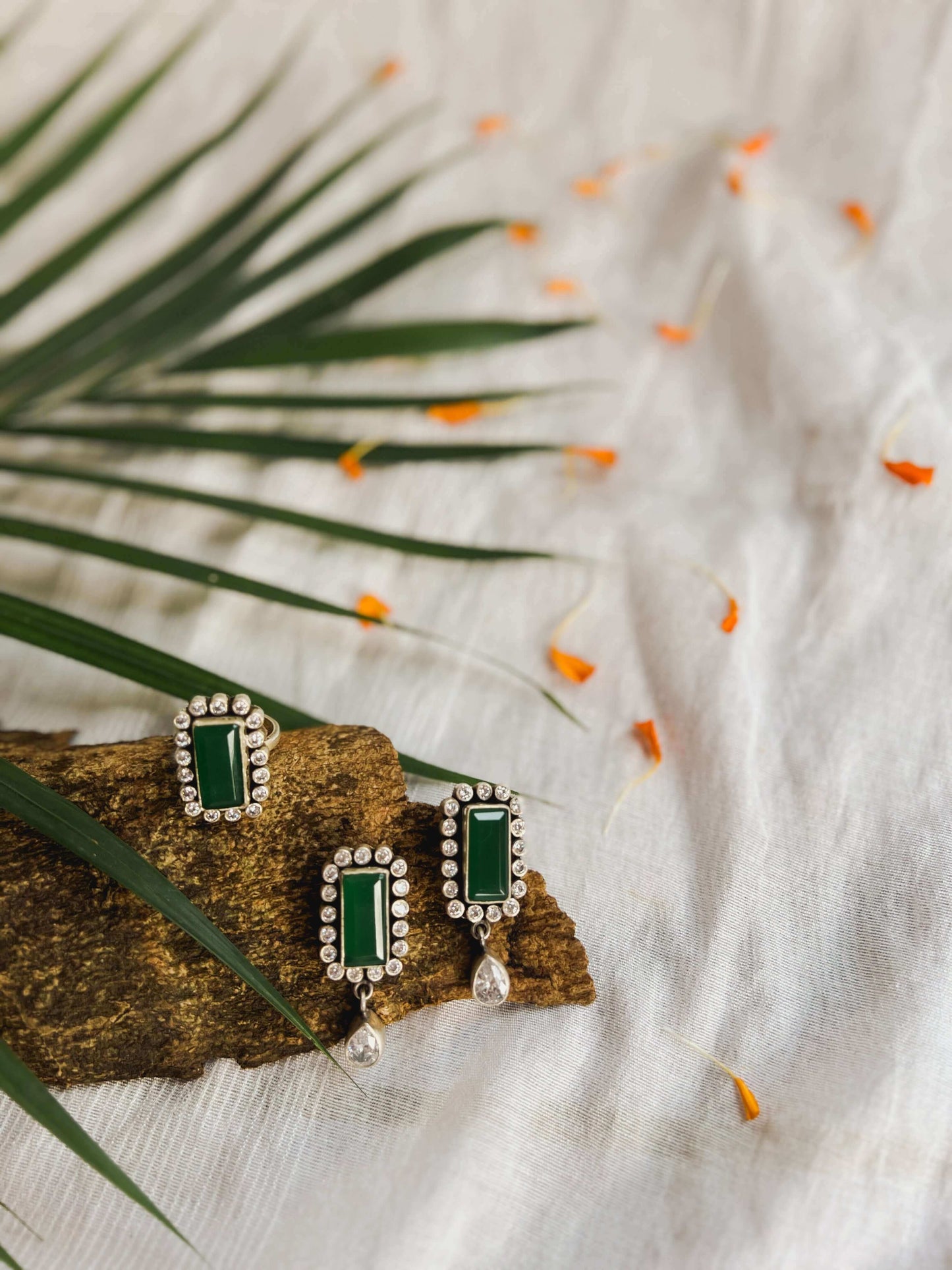 Chokhat ring with green onyx and zircons