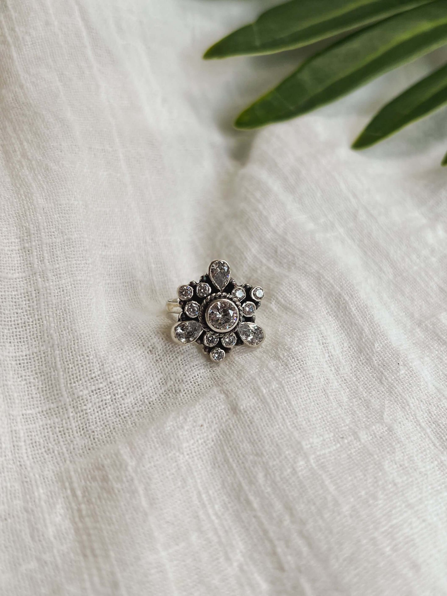 Elakshi silver ring with polki and zircons