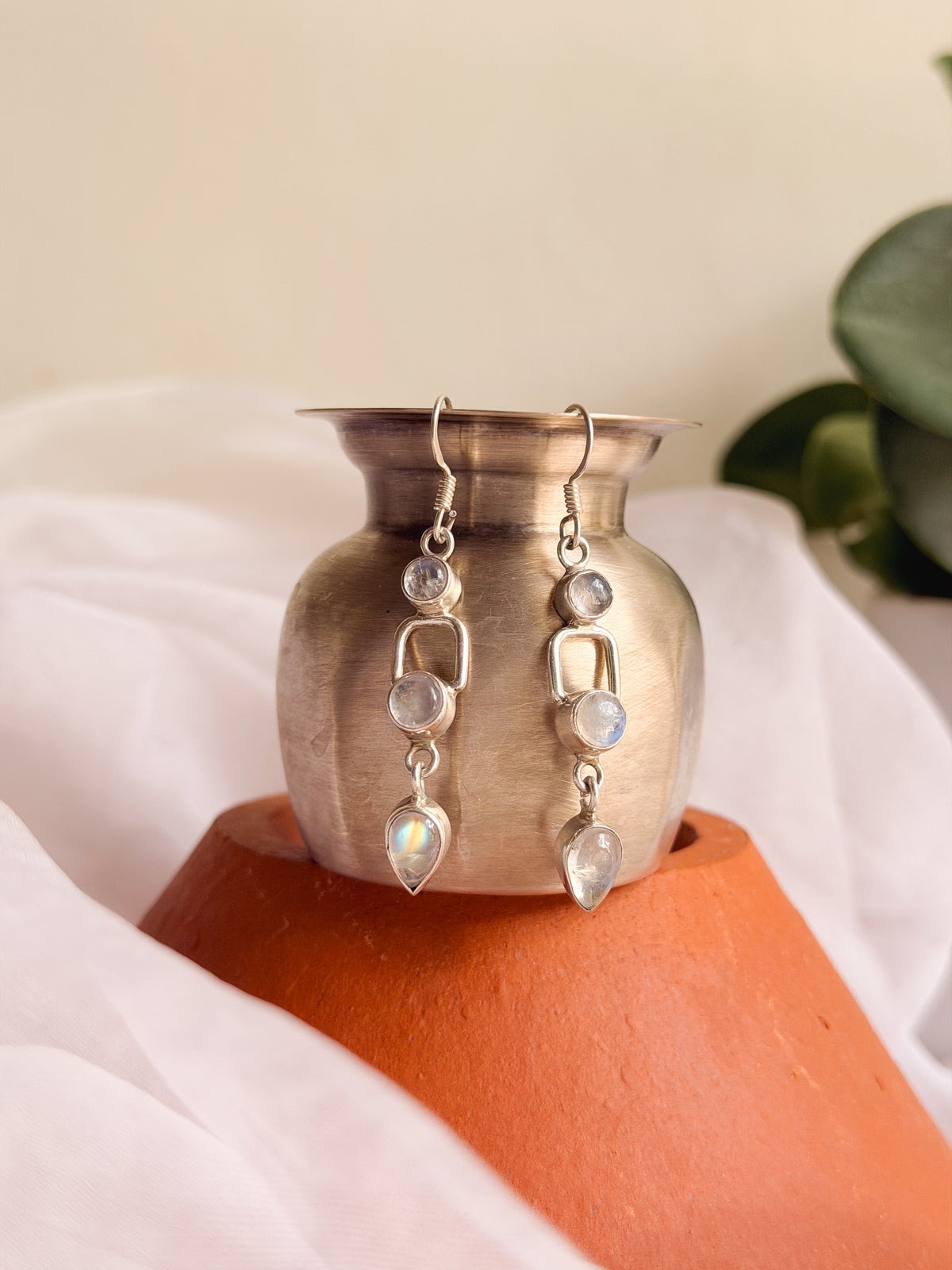 Trajva fish hook earrings with moonstone