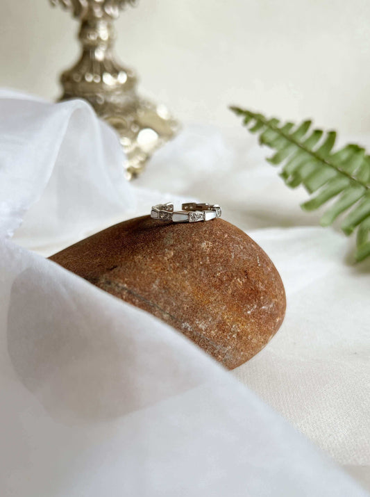 Soleil silver ring with zircon and shell stone