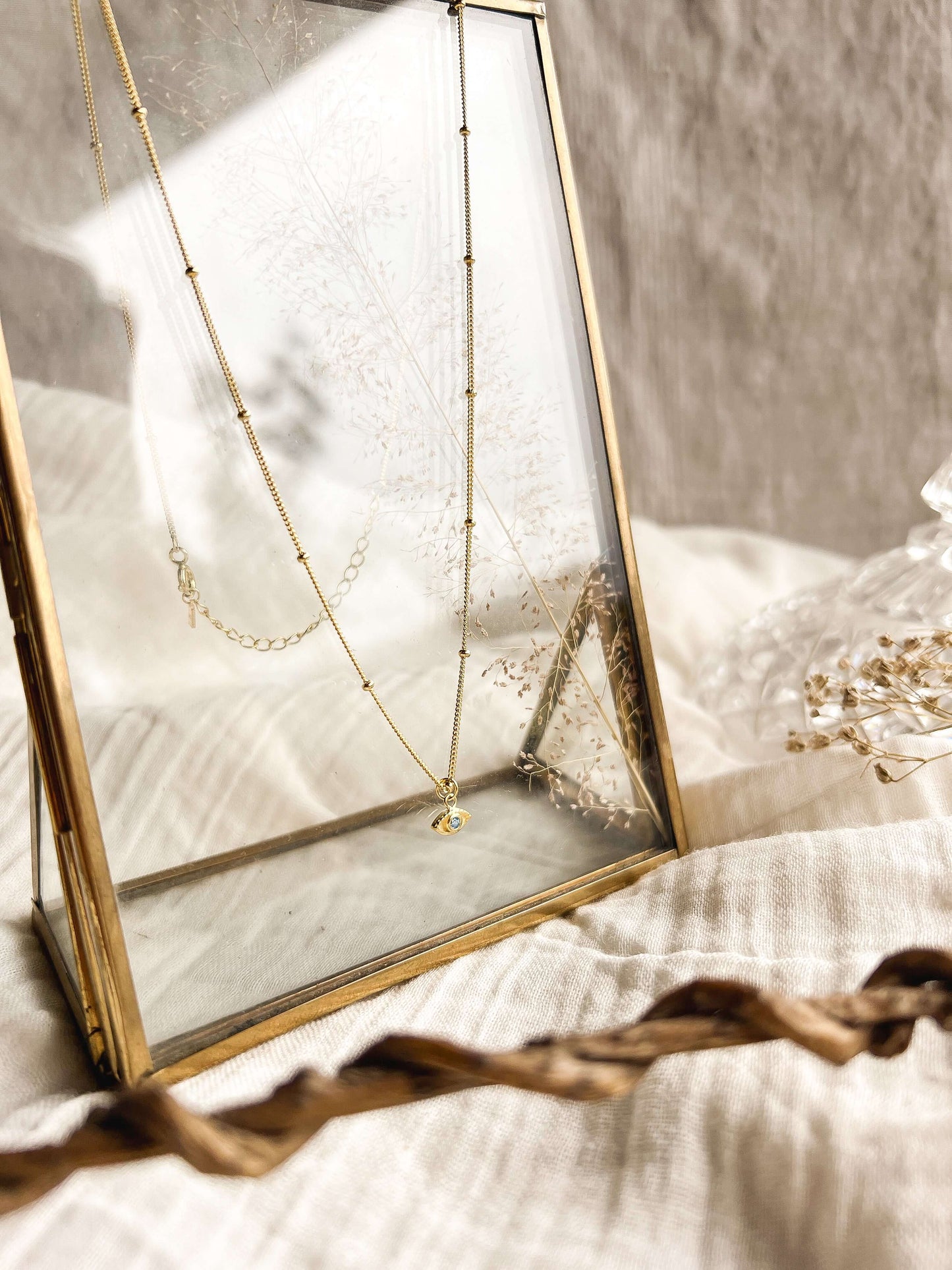 Evil eye necklace in gold plating with beaded chain