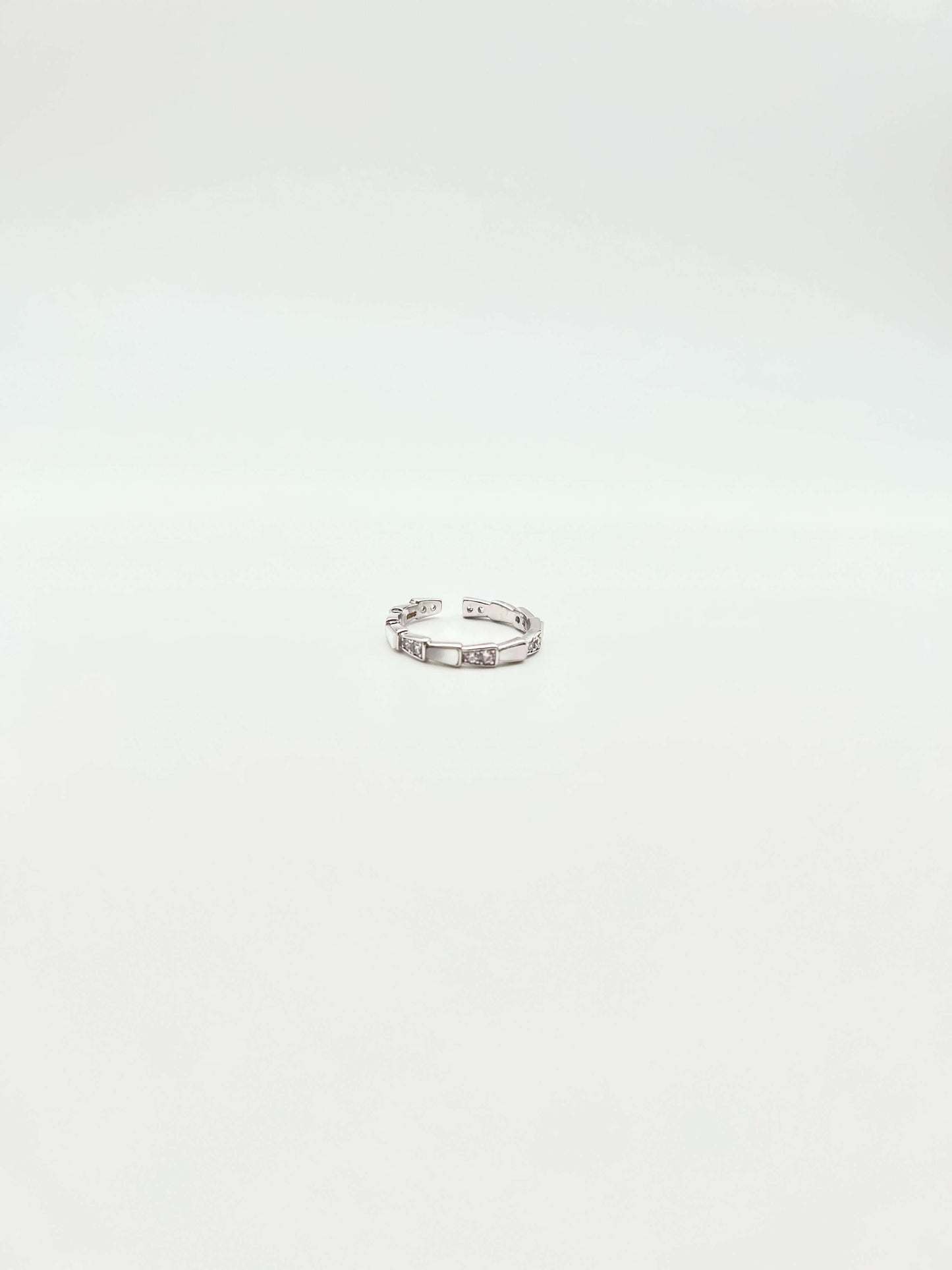 Soleil silver ring with zircon and shell stone