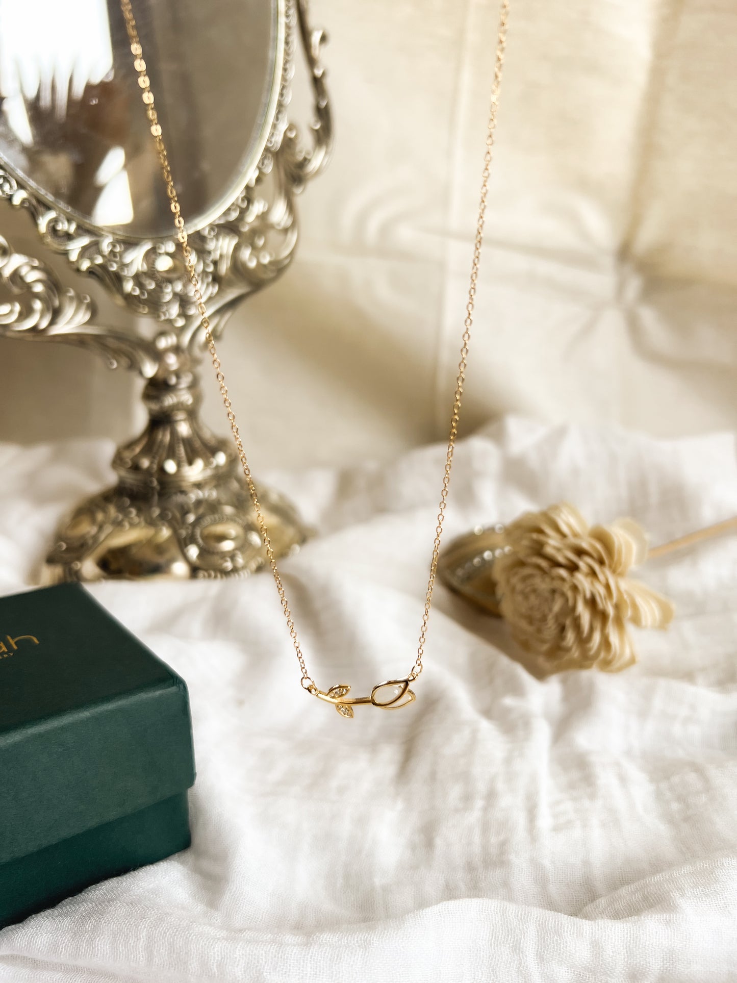 Rosa gold plated silver chain with rose charm