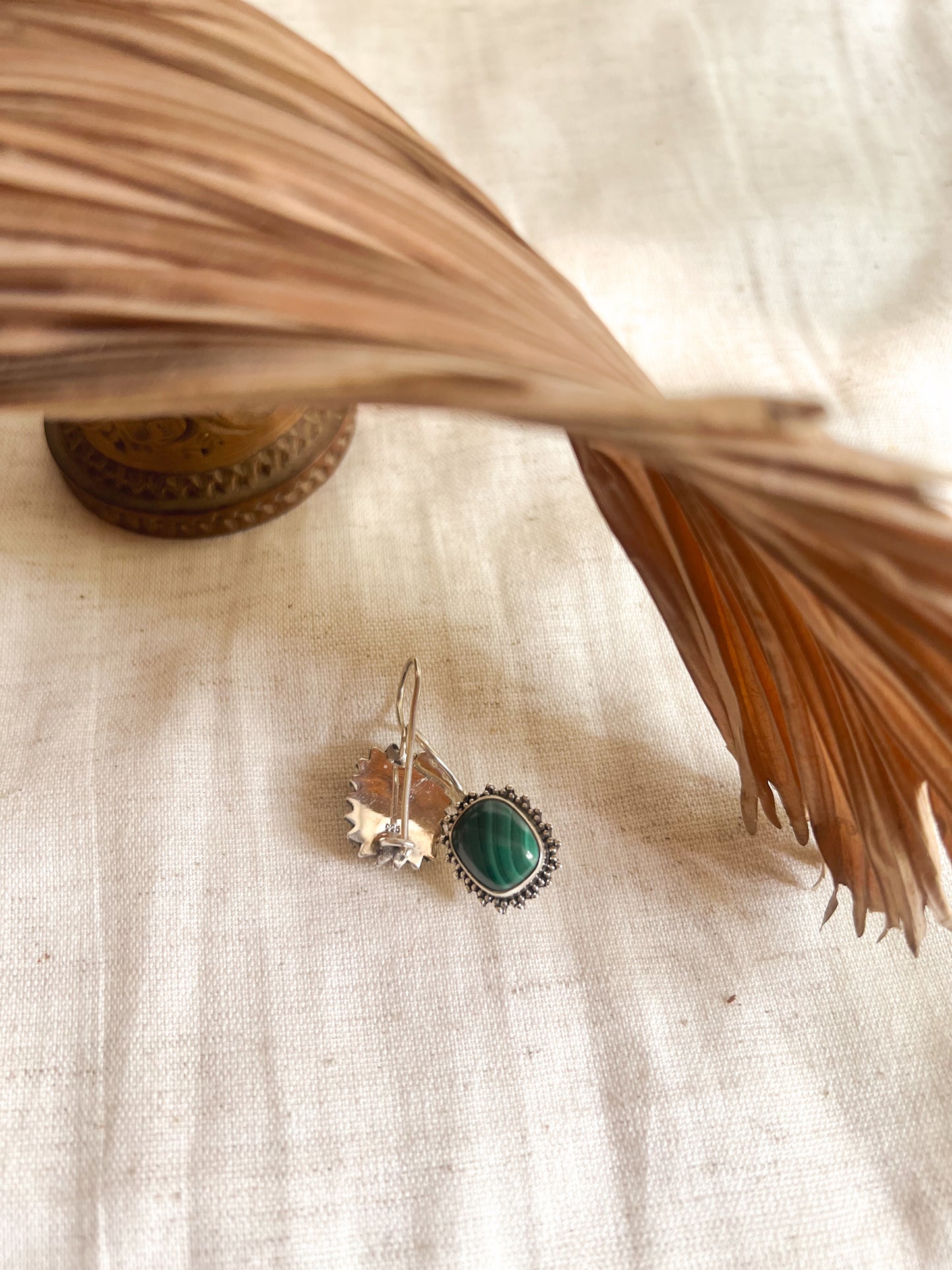 Kuja fish hooks in silver with green malachite stone