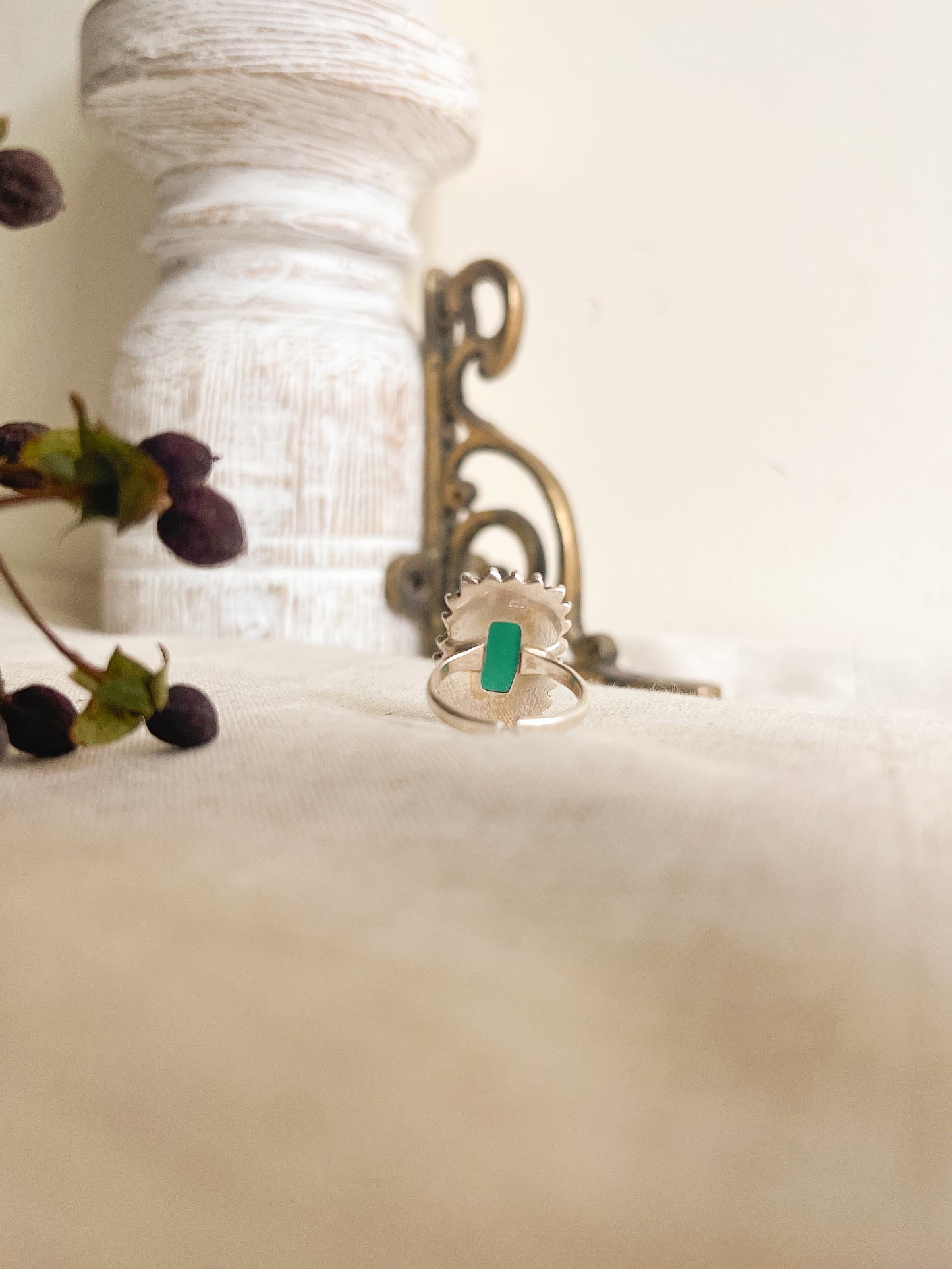 Chokhat silver ring with green onyx and silver details (adjustable)
