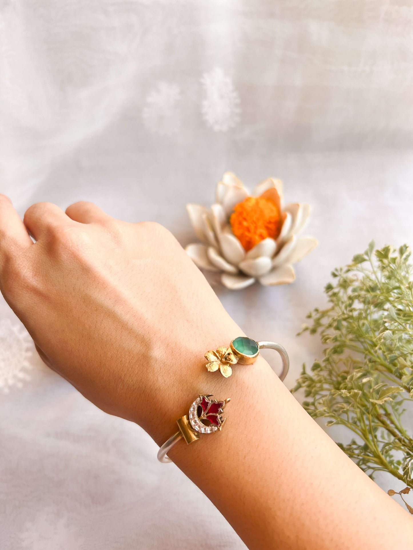 Ditya dual tone kada in silver with kundan details and emerald onyx