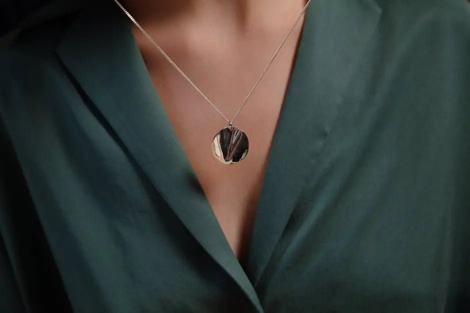 12 Trending Women's Silver Necklaces Styles You Need to Know