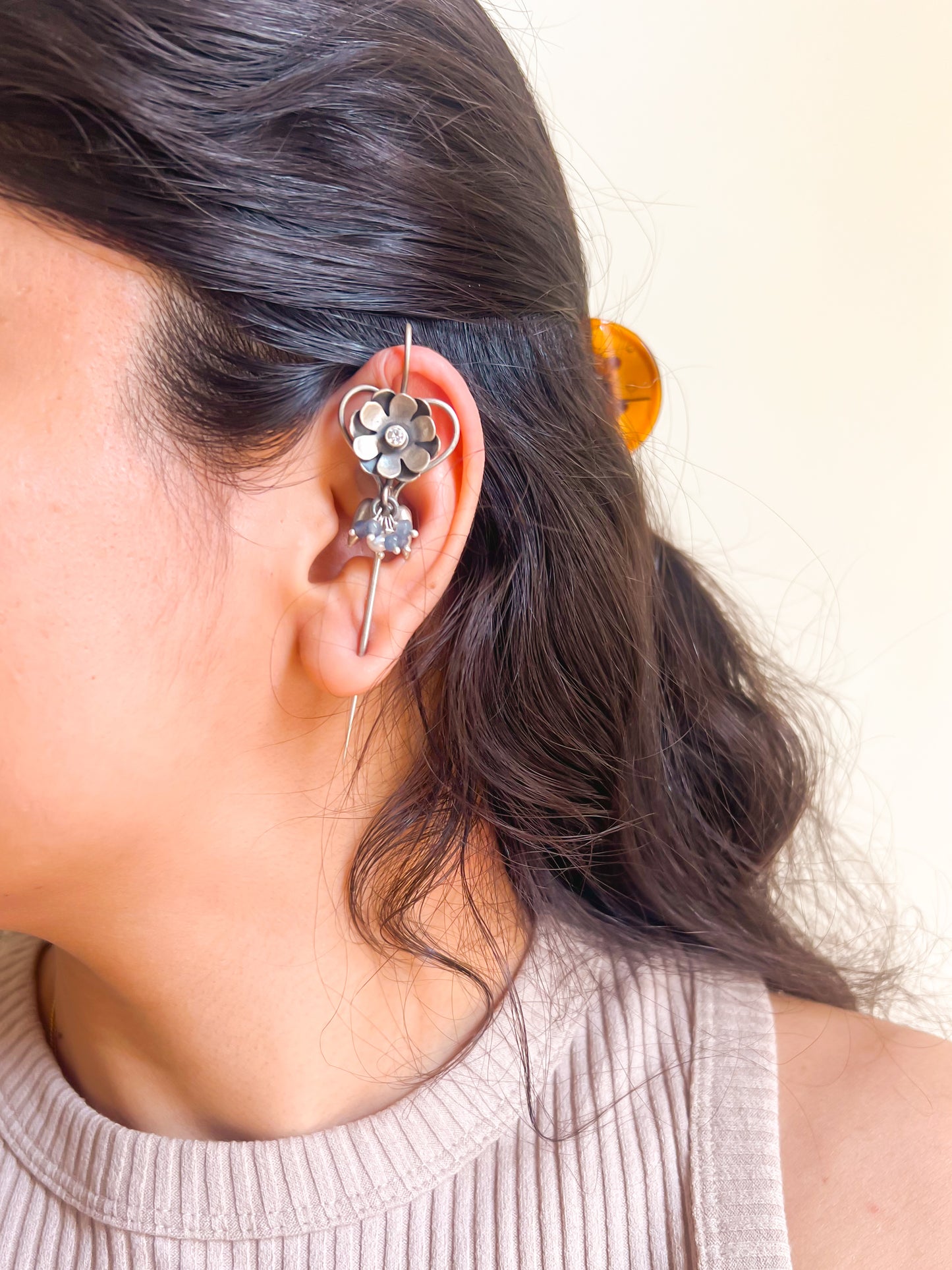 Kaira needle earcuff in silver with cluster pearls