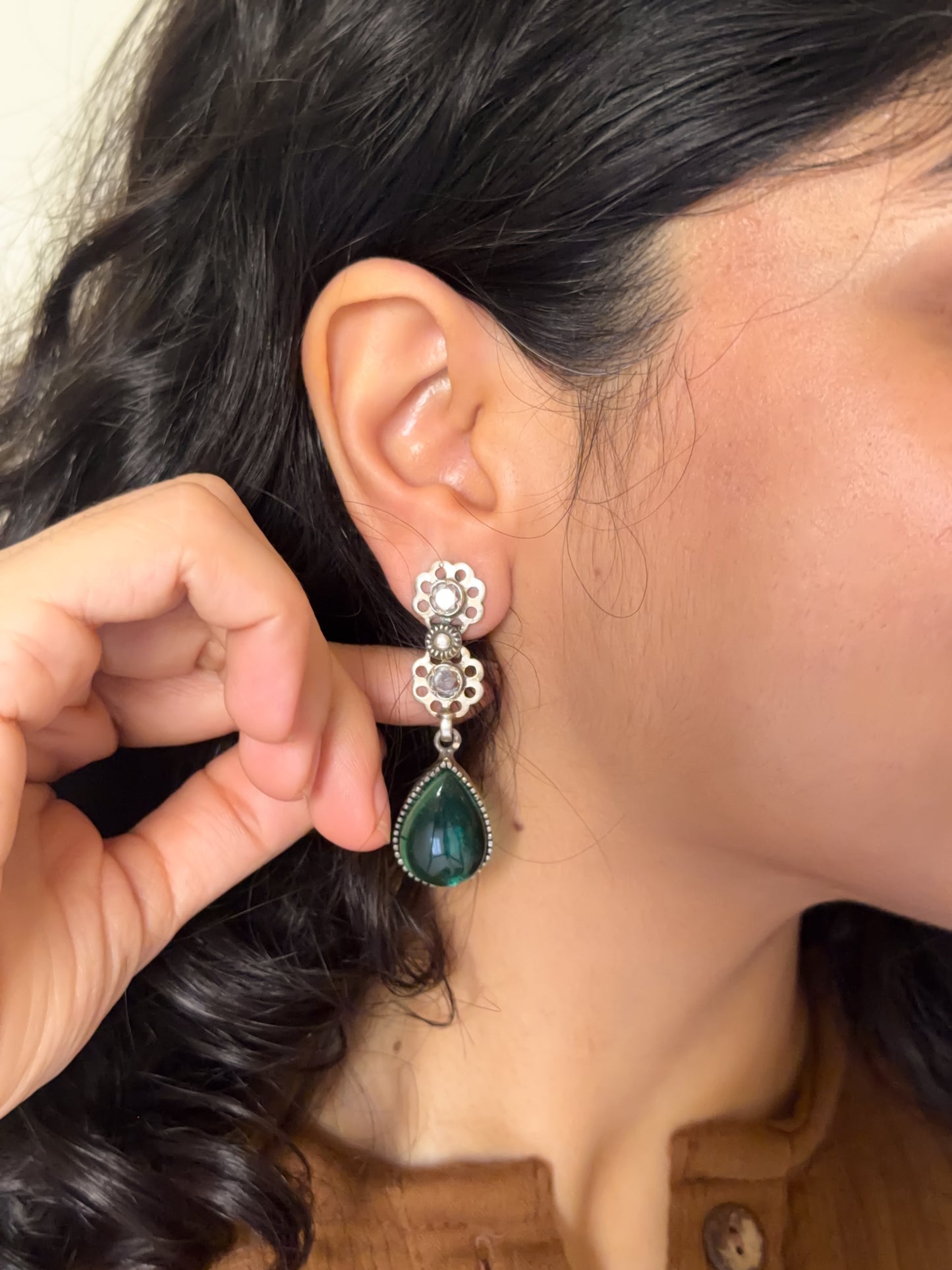 Gul silver flower with emerald glass drop earring