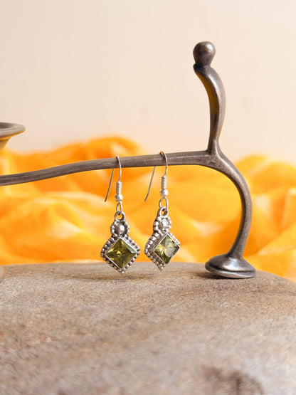 Aindri fish hook in silver with green peridot stone