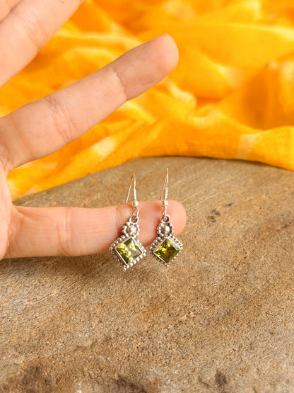 Aindri fish hook in silver with green peridot stone