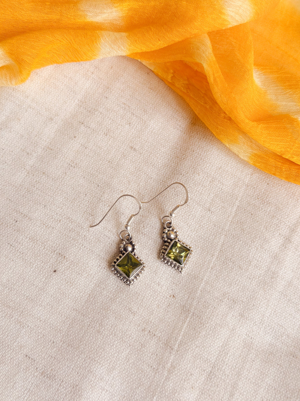Aindri fish hook in silver with green peridot stone