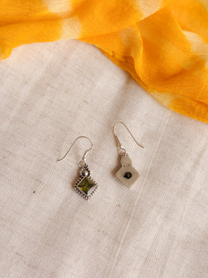 Aindri fish hook in silver with green peridot stone