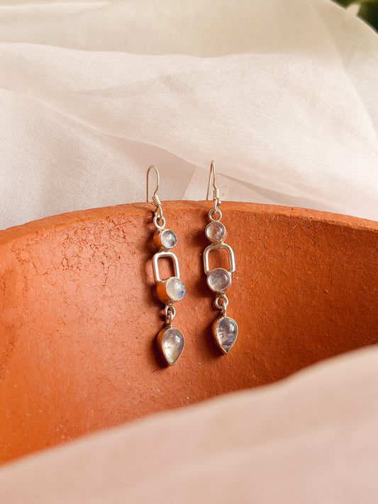 Trajva fish hook earrings with moonstone