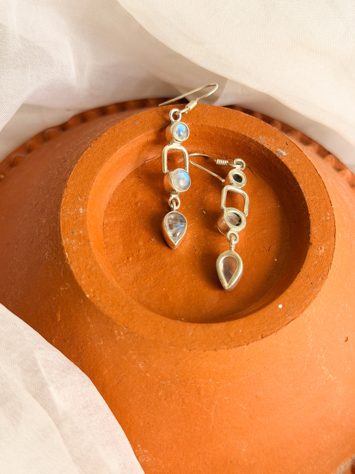 Trajva fish hook earrings with moonstone