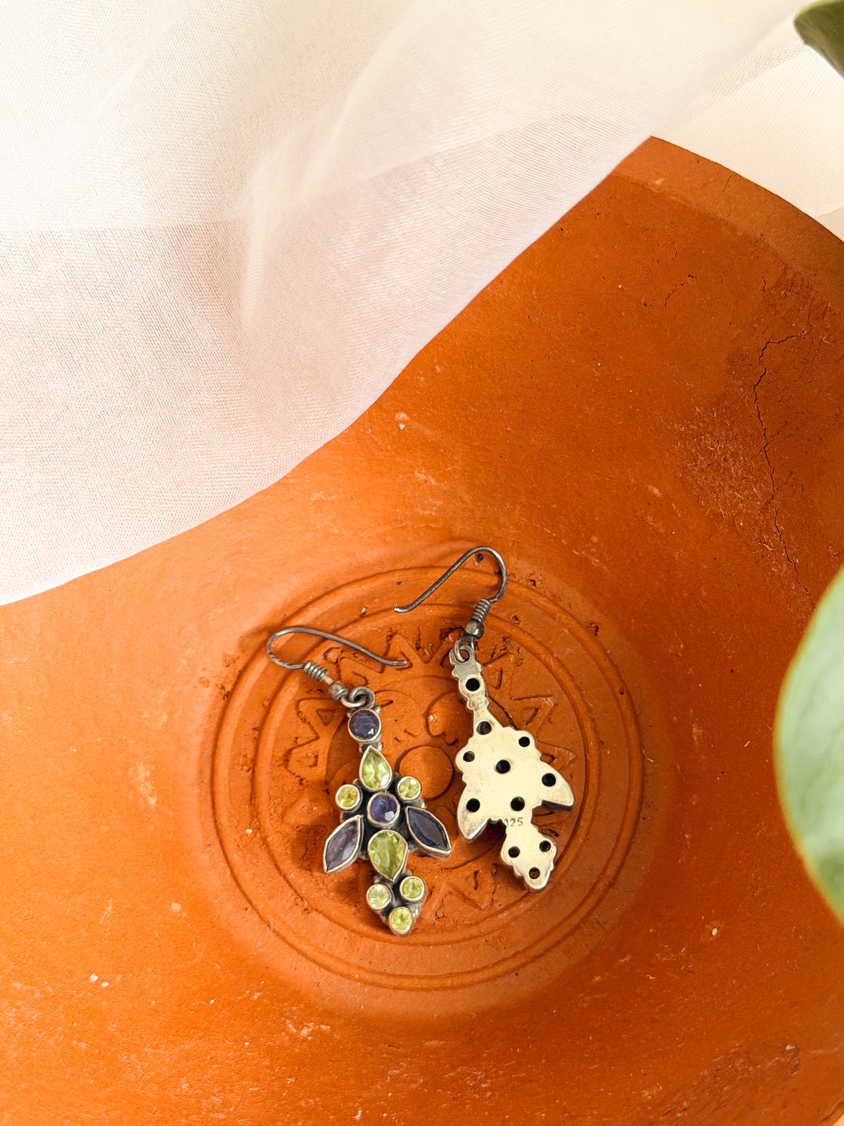 Hoor fish hooks earring in peridot/amethyst stones
