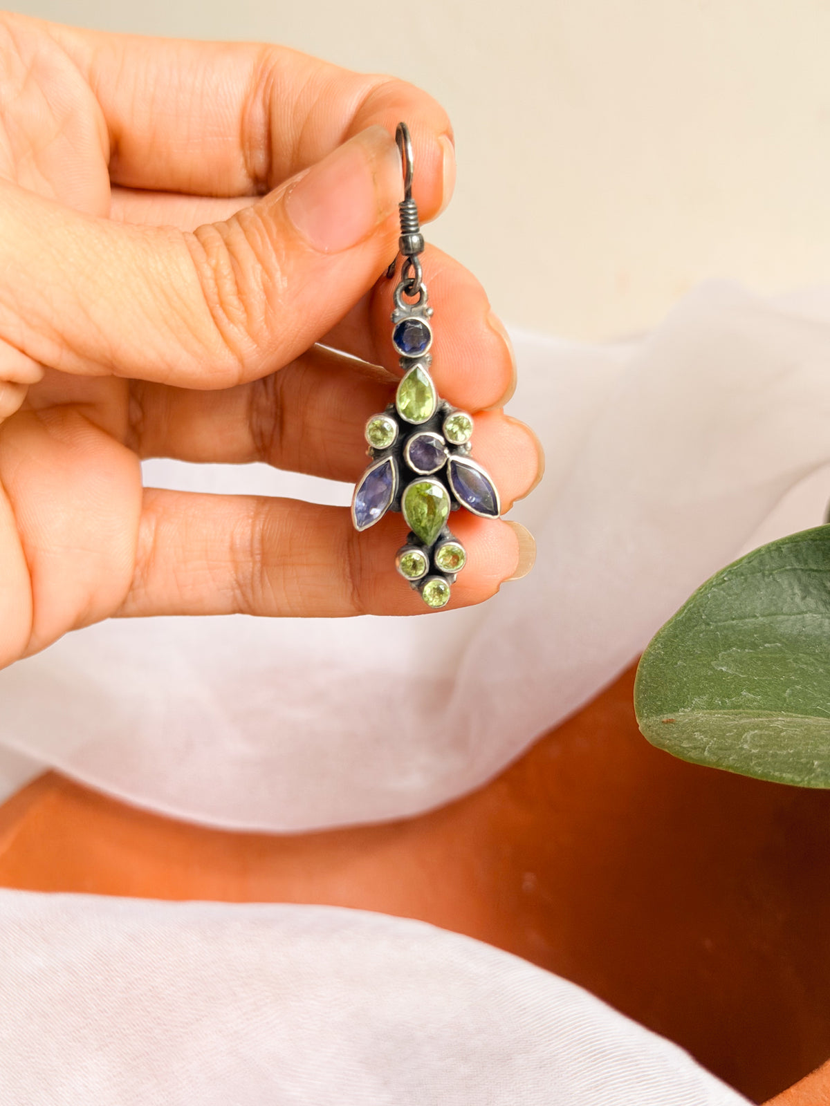 Hoor fish hooks earring in peridot/amethyst stones