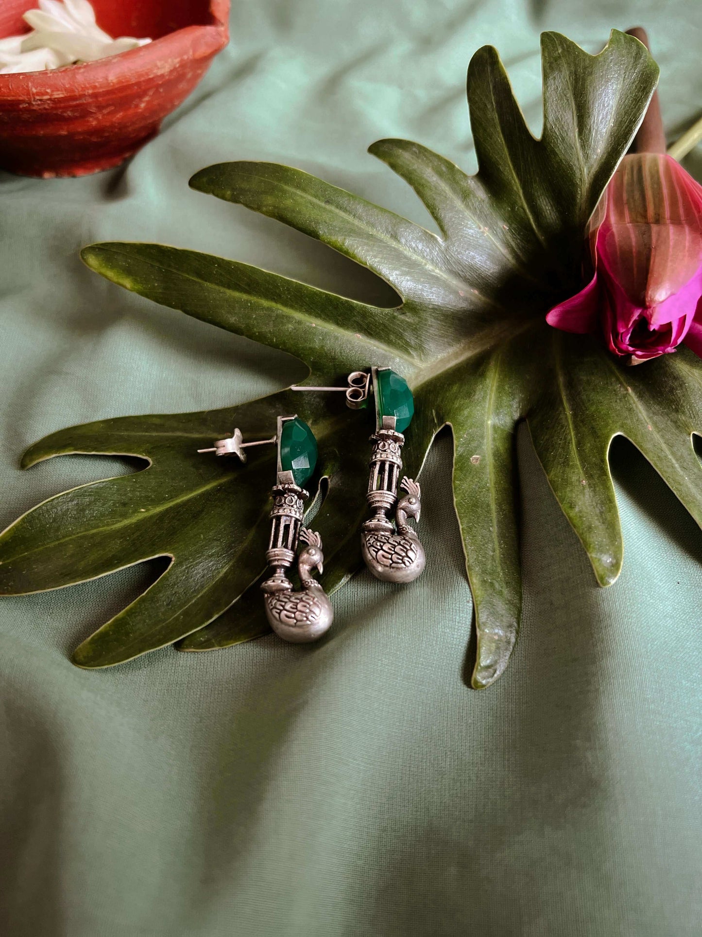 Hansika silver earring with emerald glass stone