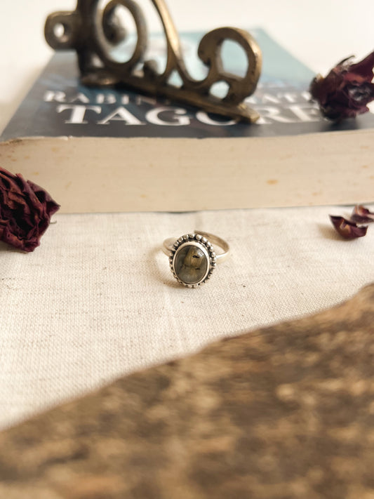 Aarzoo silver ring with green ammolite (adjustable)