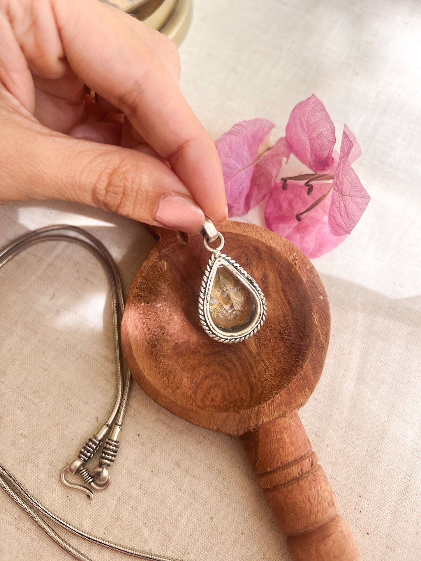 Boond clear quartz stone silver pendant with kundan detail