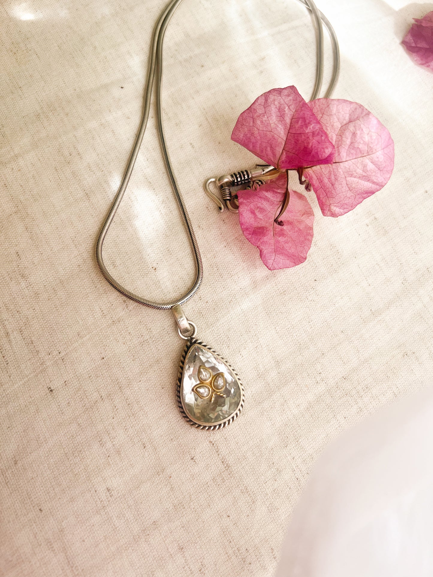Boond clear quartz stone silver pendant with kundan detail
