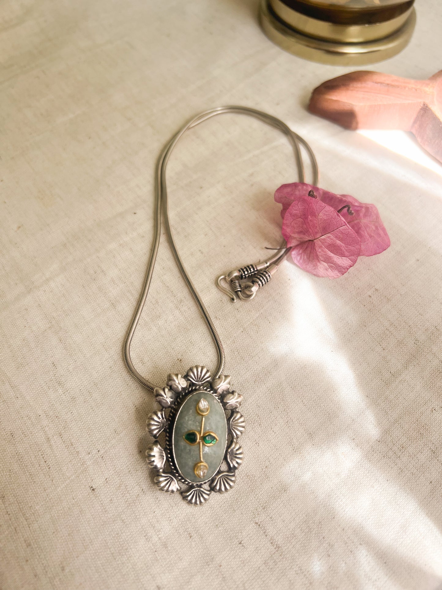 Surajmukhi jade quartz kundan pendant in silver