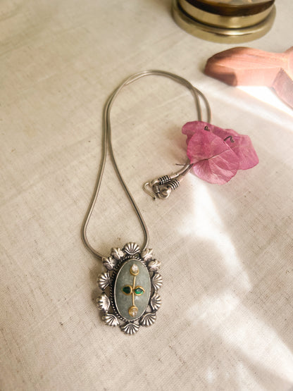 Surajmukhi jade quartz kundan pendant in silver (without chain)