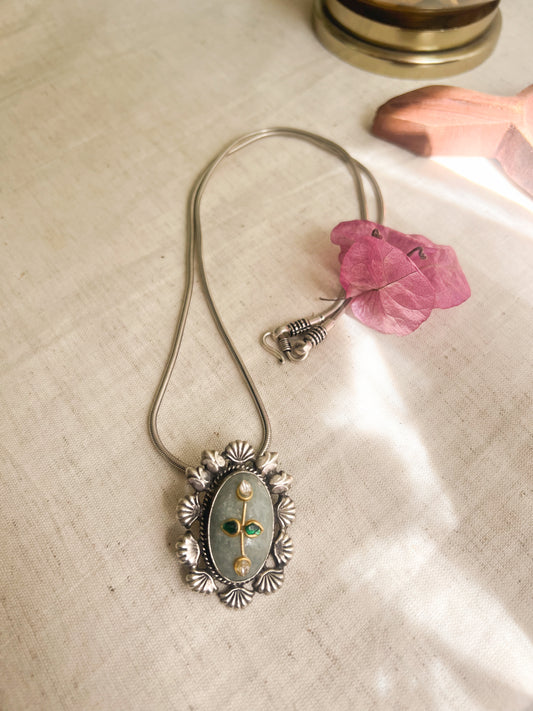 Surajmukhi jade quartz kundan pendant in silver