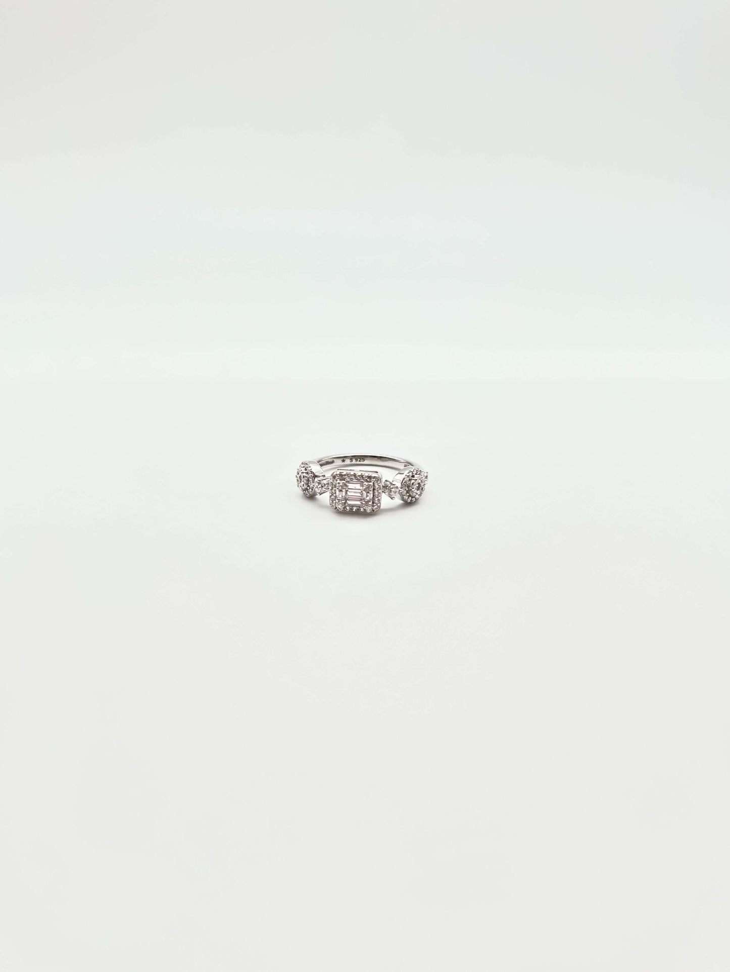 Noura sterling silver ring with zircons