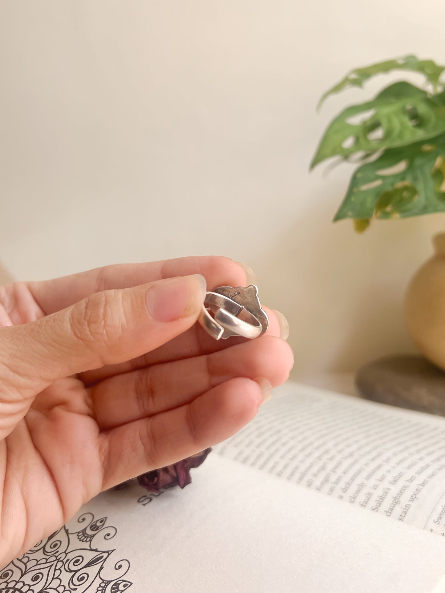 Alankrita moonstone ring in sterling wilver (adjustable)