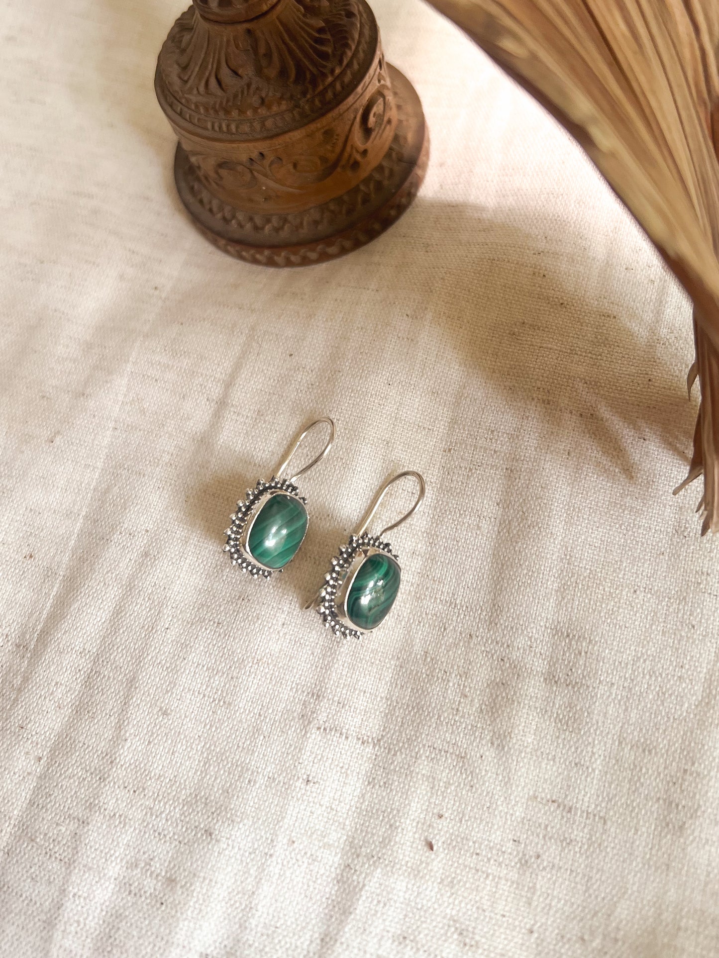 Kuja fish hooks in silver with green malachite stone