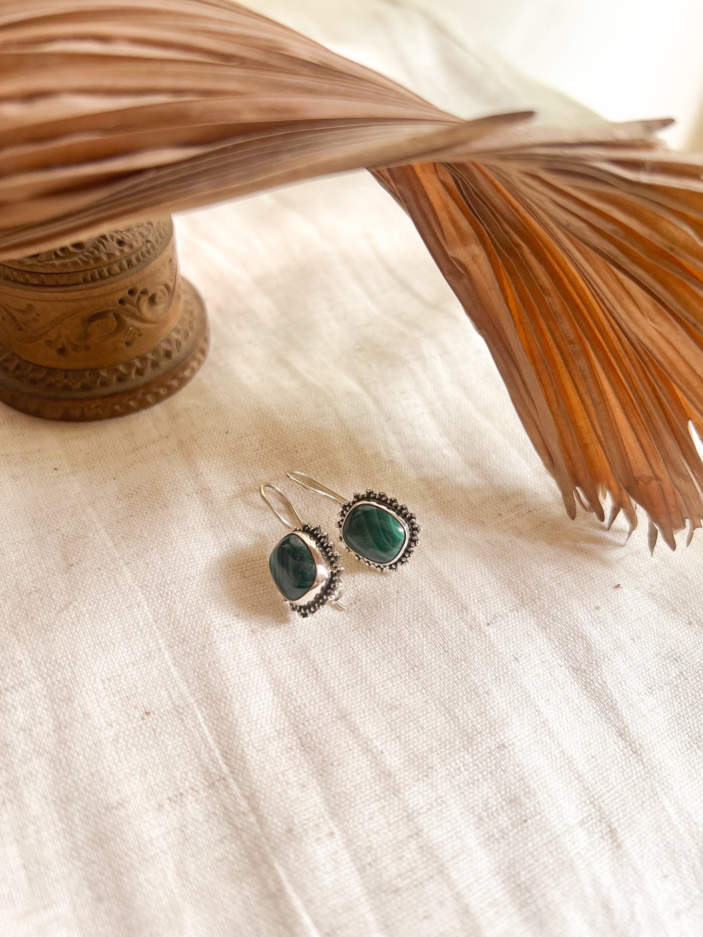 Kuja fish hooks in silver with green malachite stone