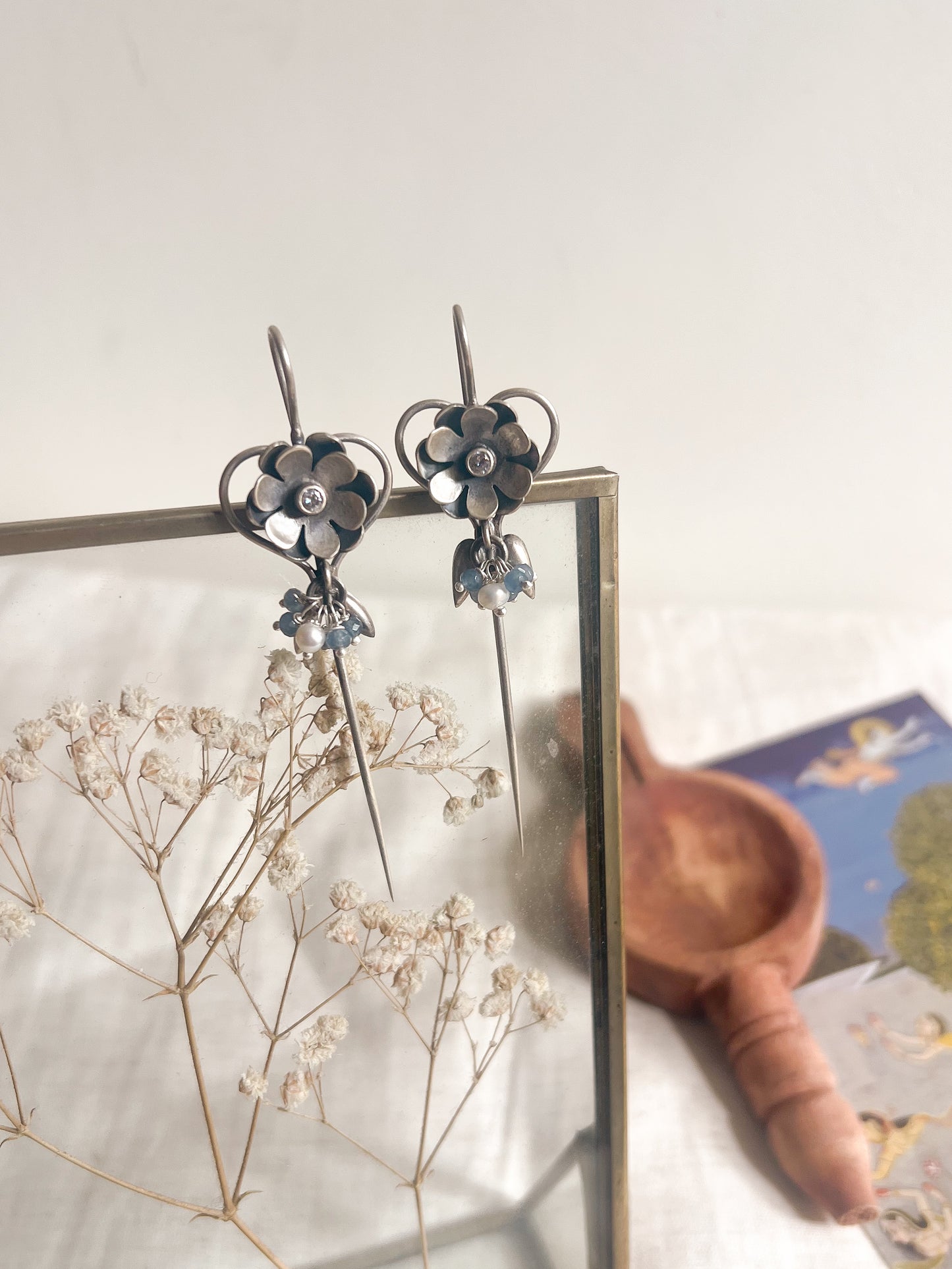 Kaira needle earcuff in silver with cluster pearls