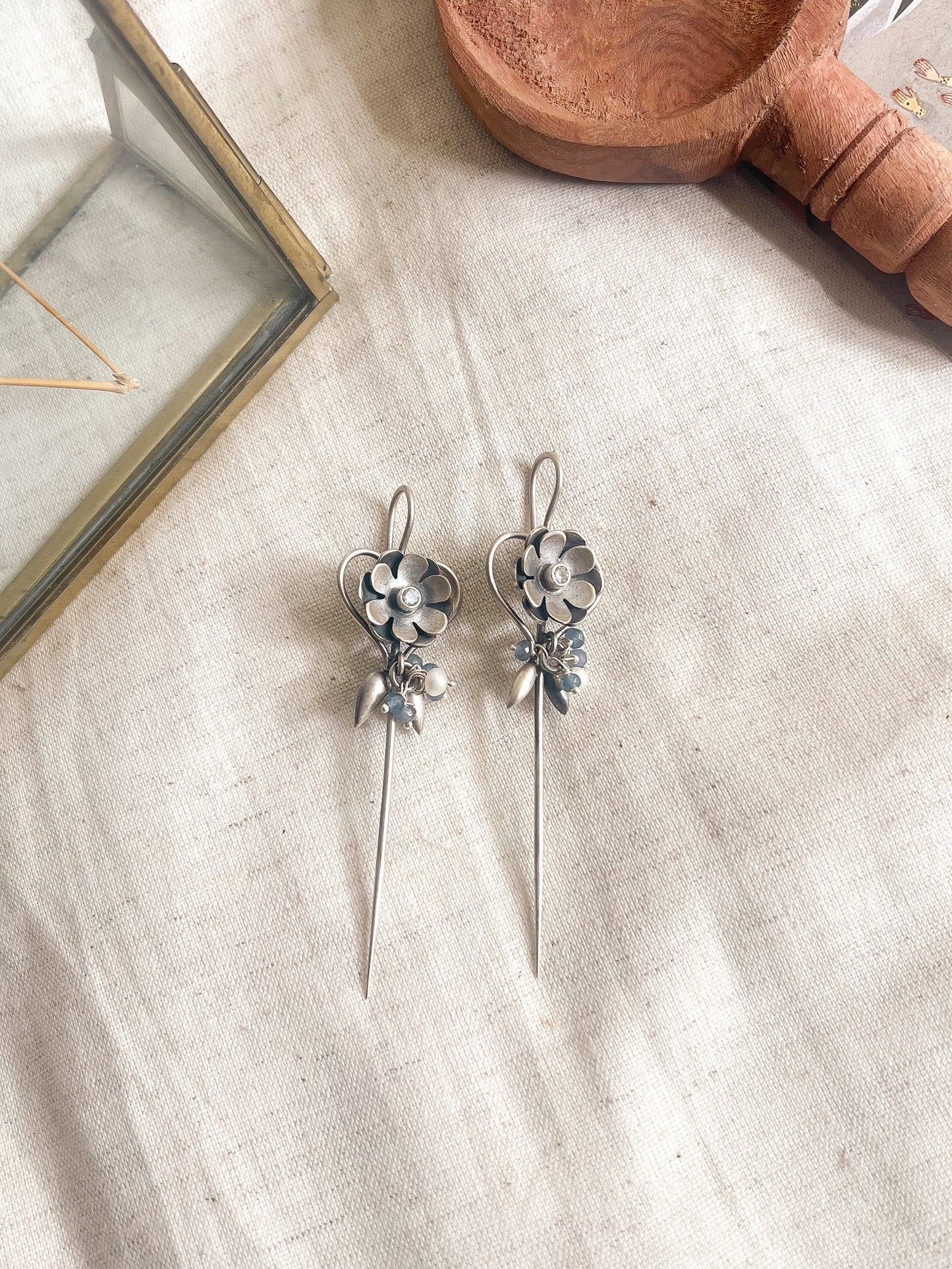 Kaira needle earcuff in silver with cluster pearls