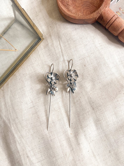 Kaira needle earcuff in silver with cluster pearls