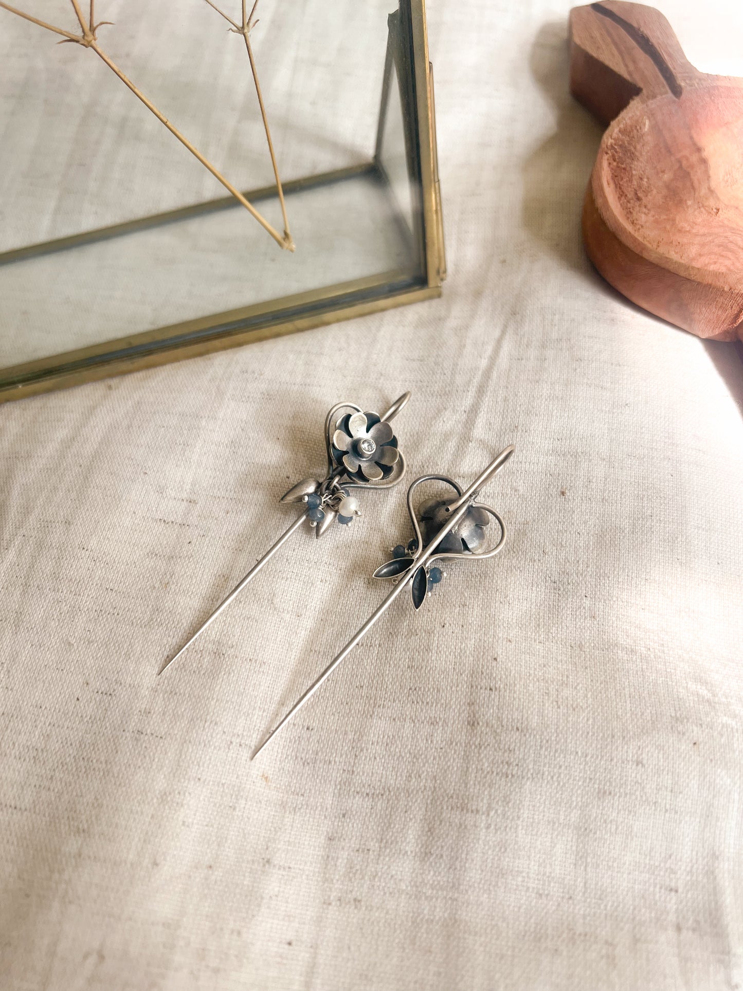 Kaira needle earcuff in silver with cluster pearls