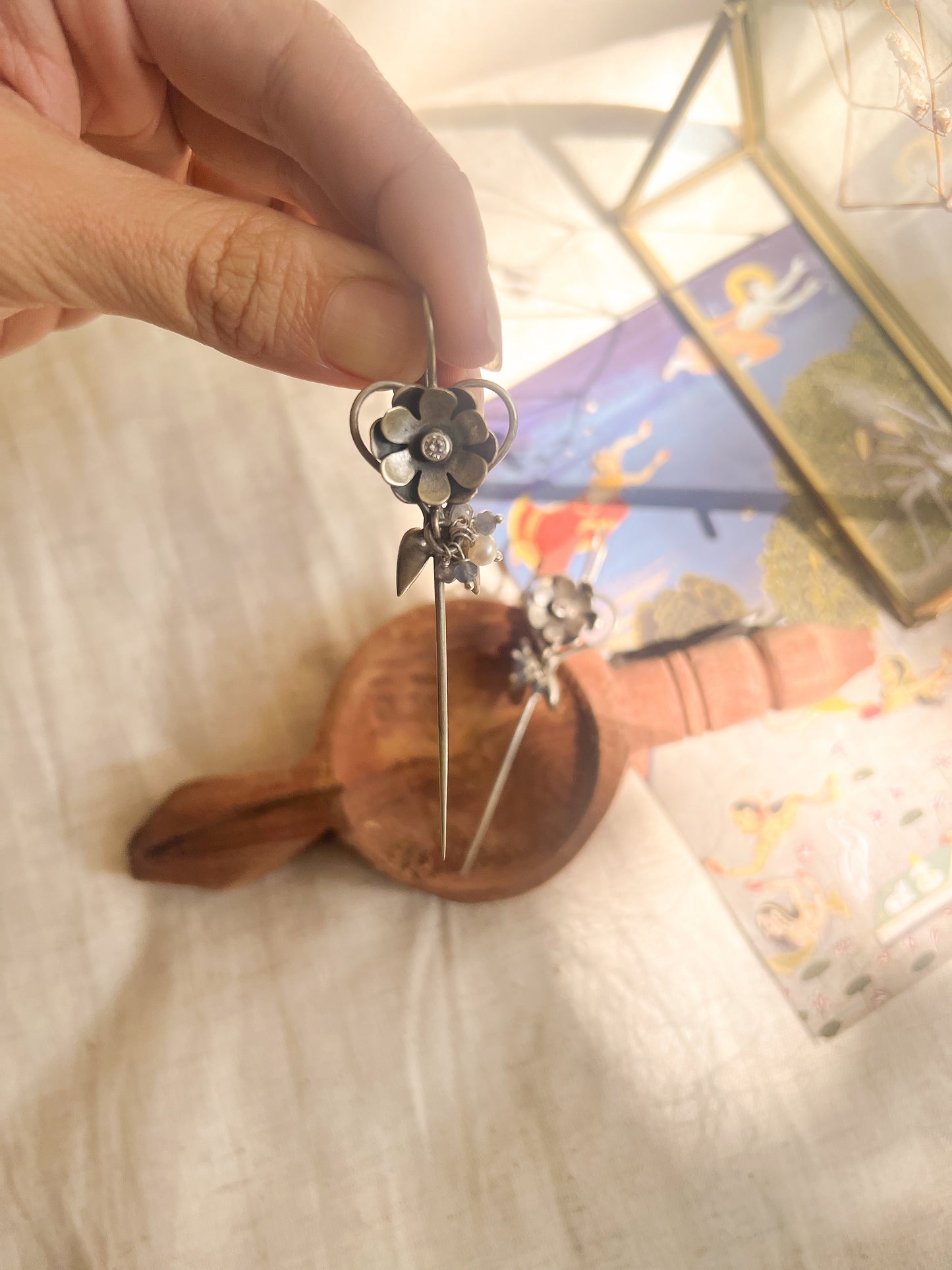 Kaira needle earcuff in silver with cluster pearls