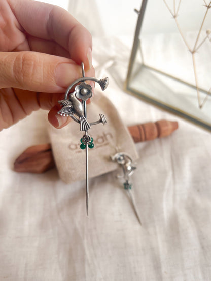 Parinda needle earcuff in silver with emerald beads