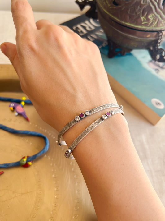 Savi oxidised bangle with ruby and zircon stone (for 1 pc)