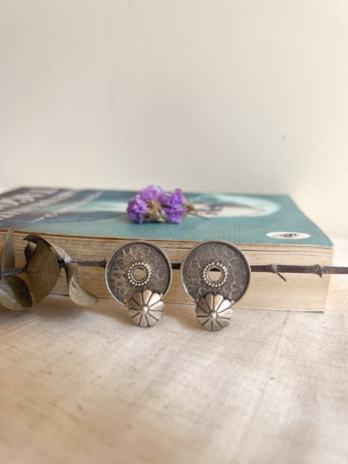 Sikka studs in silver with hammered detail