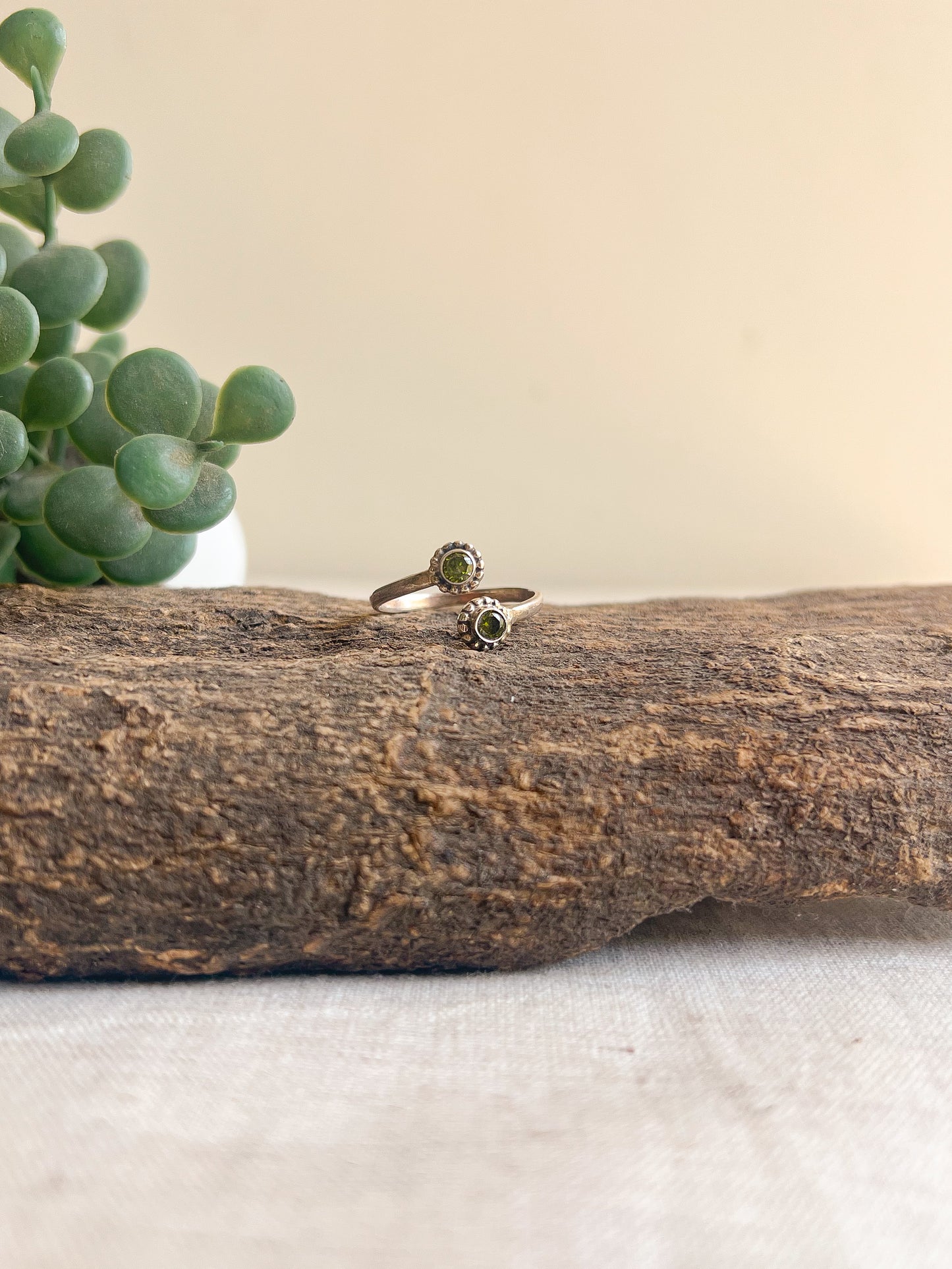 Do tara adjustable ring with green zircon in sterling silver