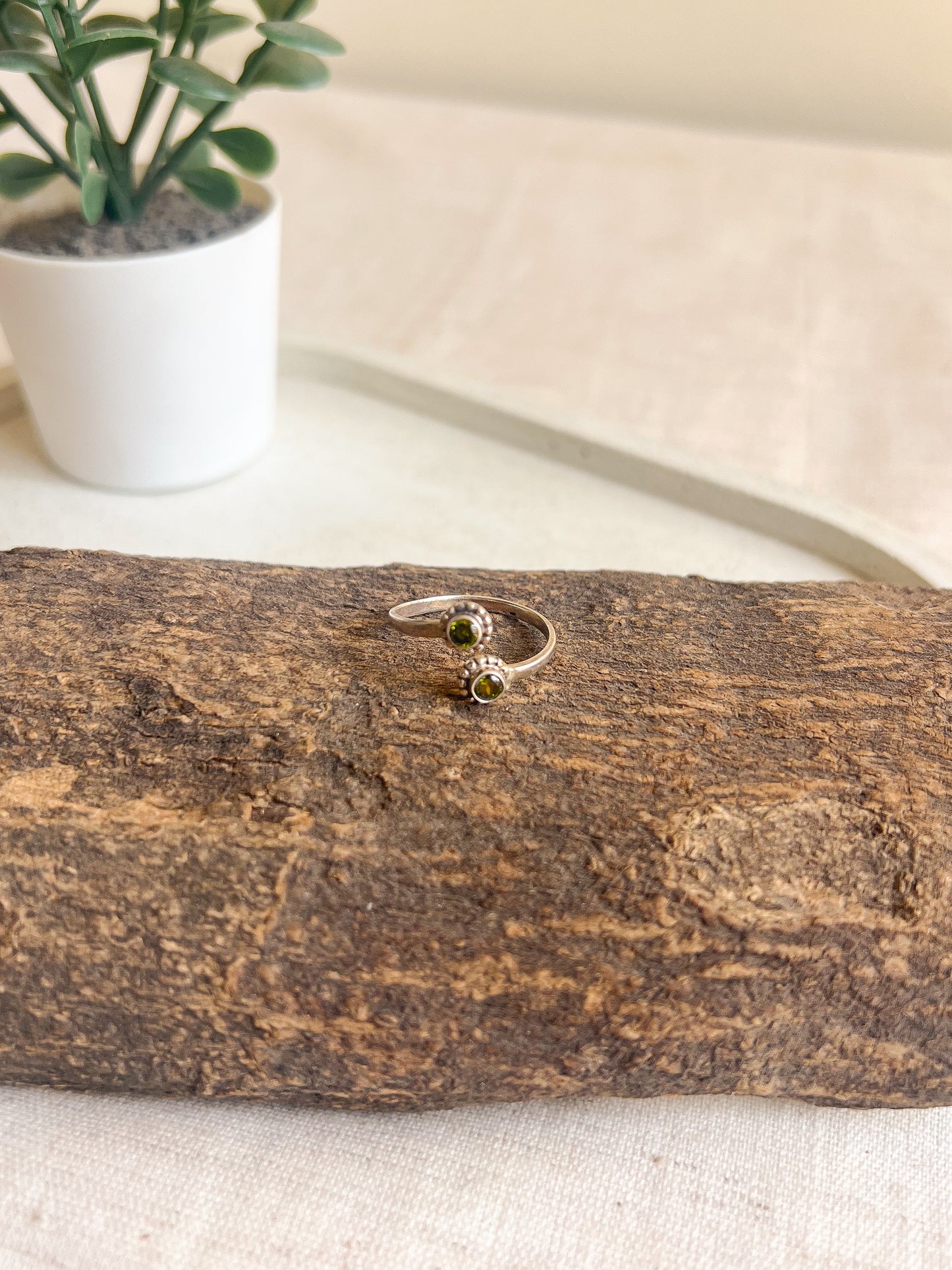Do tara adjustable ring with green zircon in sterling silver