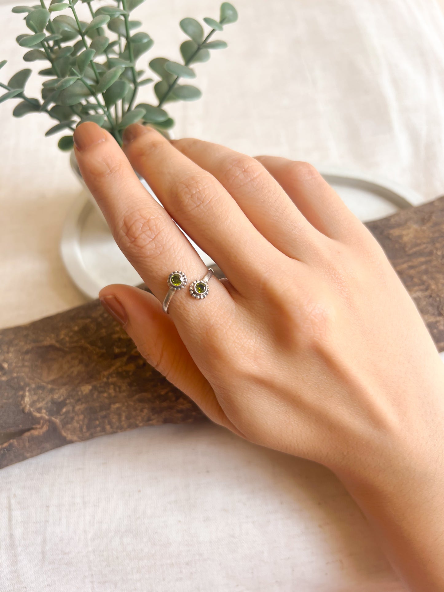 Do tara adjustable ring with green zircon in sterling silver