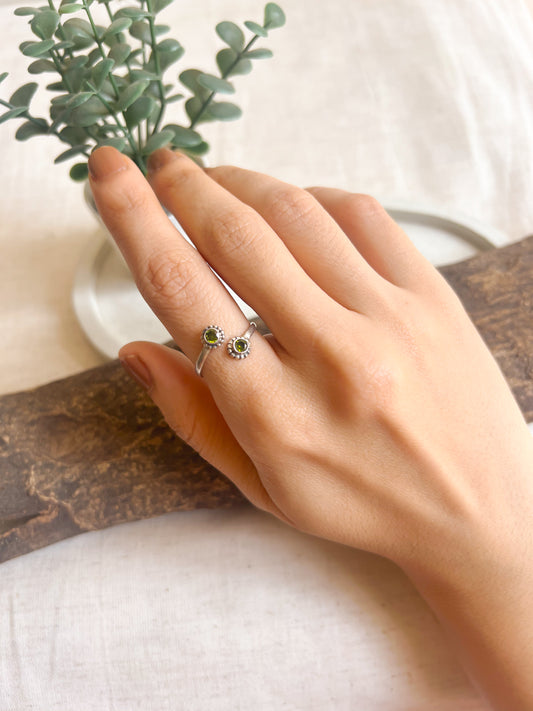 Do tara adjustable ring with green zircon in sterling silver