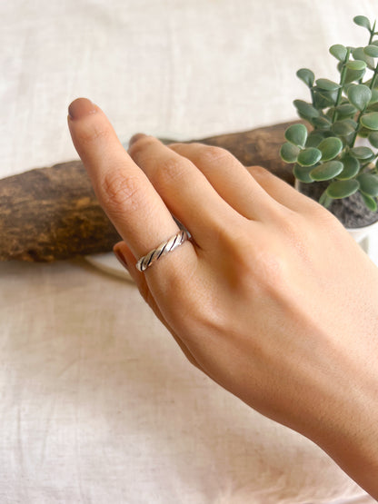 Twisty adjustable ring in sterling silver