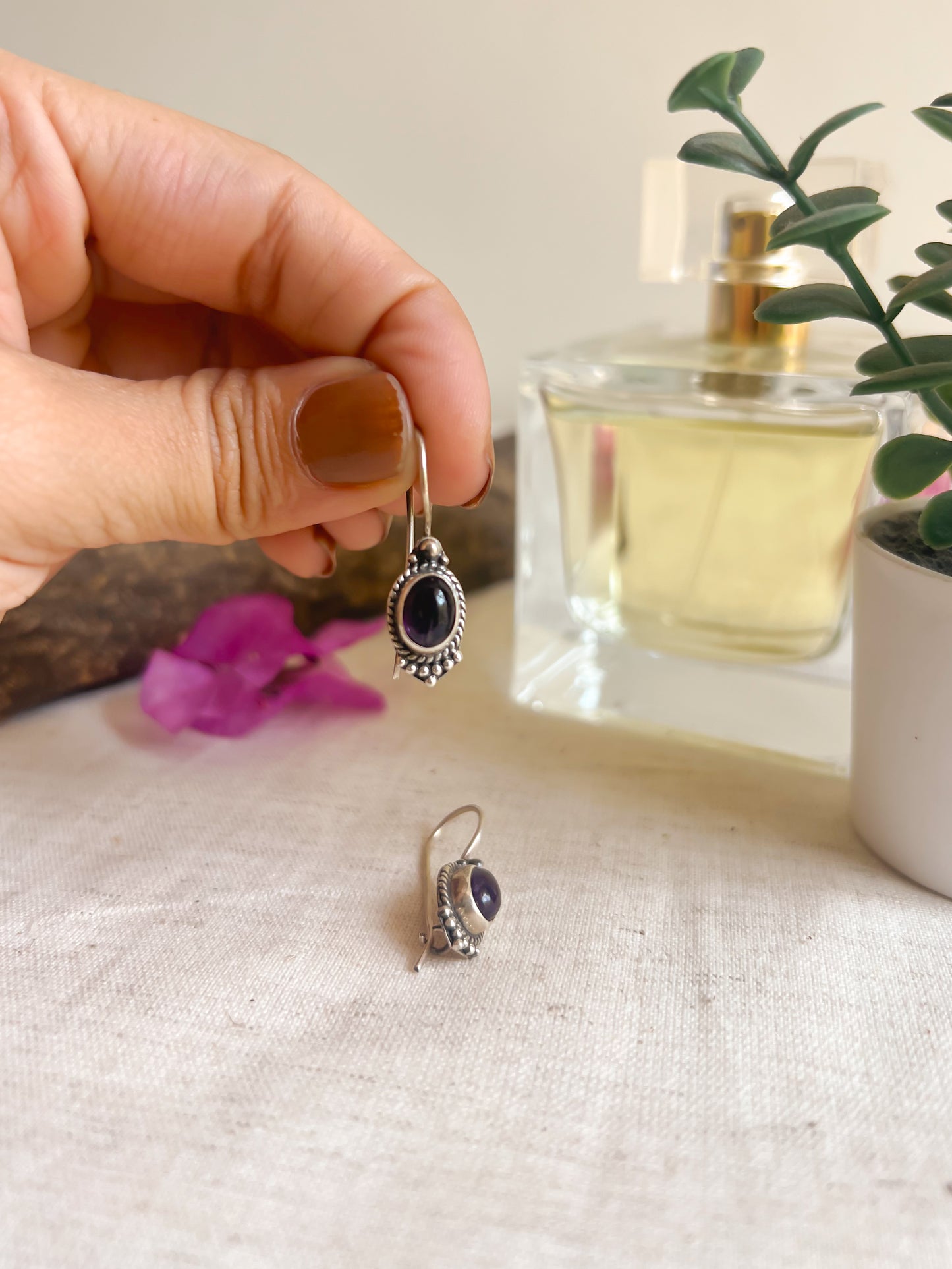 Arwa fish hook in silver with color stone (2 color variants)